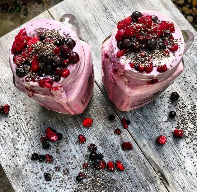 Joghurt mit Chia Samen und Früchten von oben Joghurt mit Chia Samen und Früchten von oben