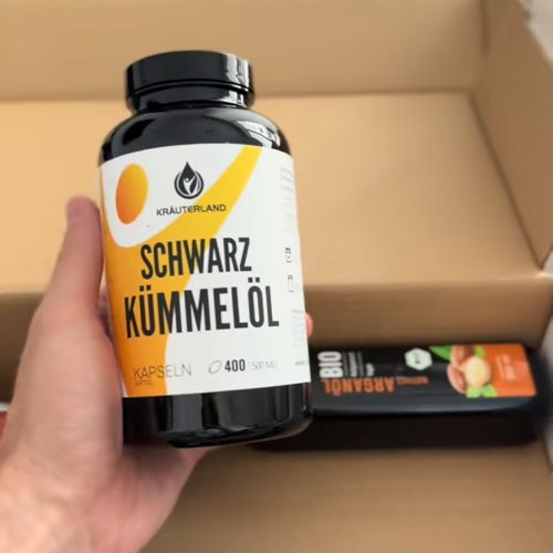 Kundenfoto von Thomas Berger mit einer Dose Kräuterland Schwarzkümmelöl Kapseln