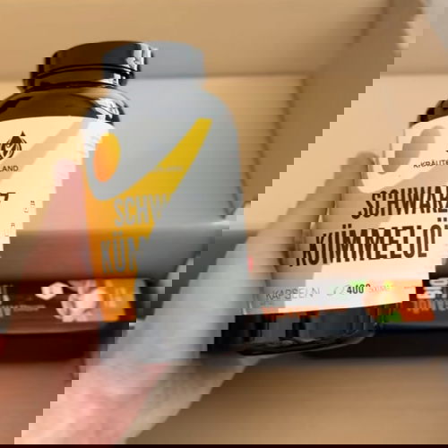 Kundenfoto von Thomas Berger mit einer Dose Kräuterland Schwarzkümmelöl Kapseln