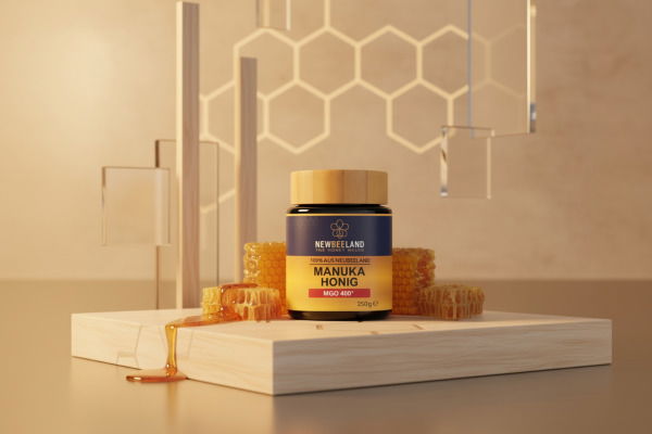 NewBeeLand Manuka Honig im Glas, stilvoll präsentiert mit goldenen Honigwaben und modernem Hintergrunddesign