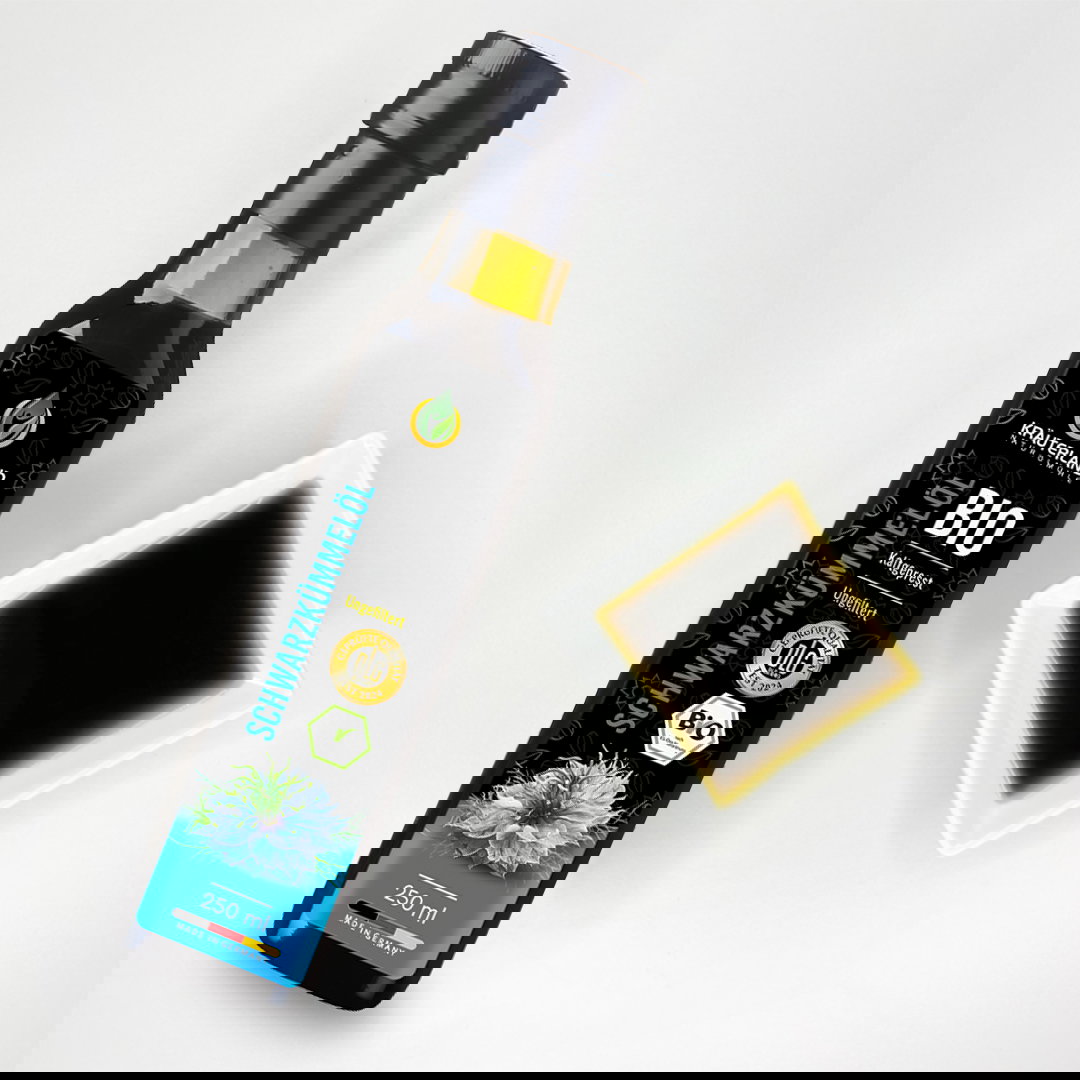 Bio Schwarzkümmelöl 250 ml ungefiltert – kaltgepresst mit dunklem Öl in Schale