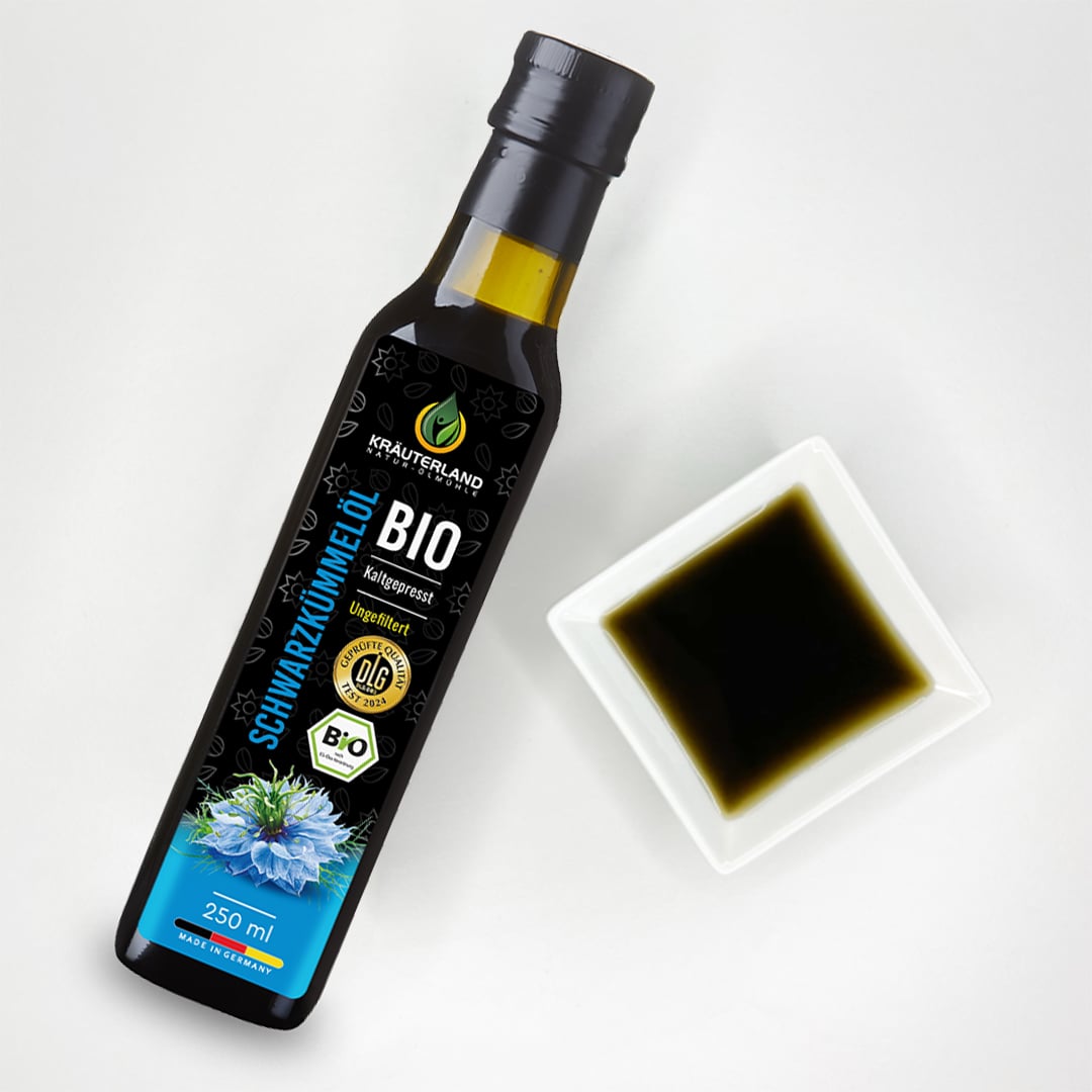 Bio Schwarzkümmelöl 250 ml ungefiltert – kaltgepresst | Kräuterland Bio Schwarzkümmelöl 250 ml ungefiltert – kaltgepresst mit dunklem Öl in Schale