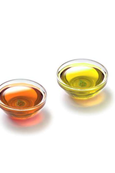 Schale mit Lachsöl und Leinöl