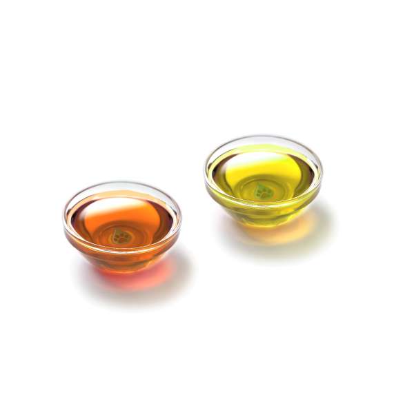 Schale mit Lachsöl und Leinöl Schale mit Lachsöl und Leinöl