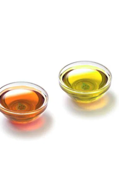 Schale mit Lachsöl und Leinöl Schale mit Lachsöl und Leinöl