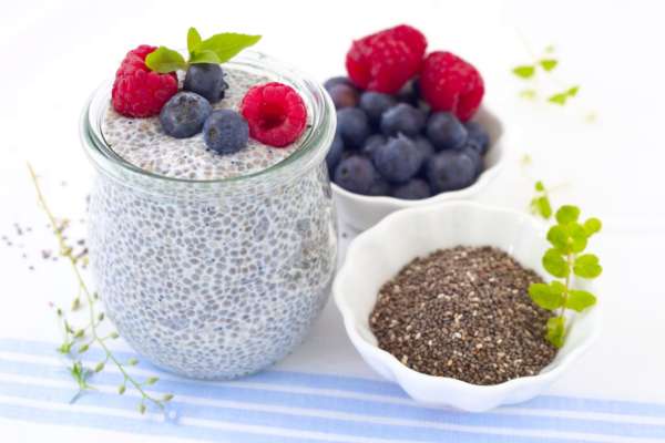 Joghurt mit Chia Samen und Früchten