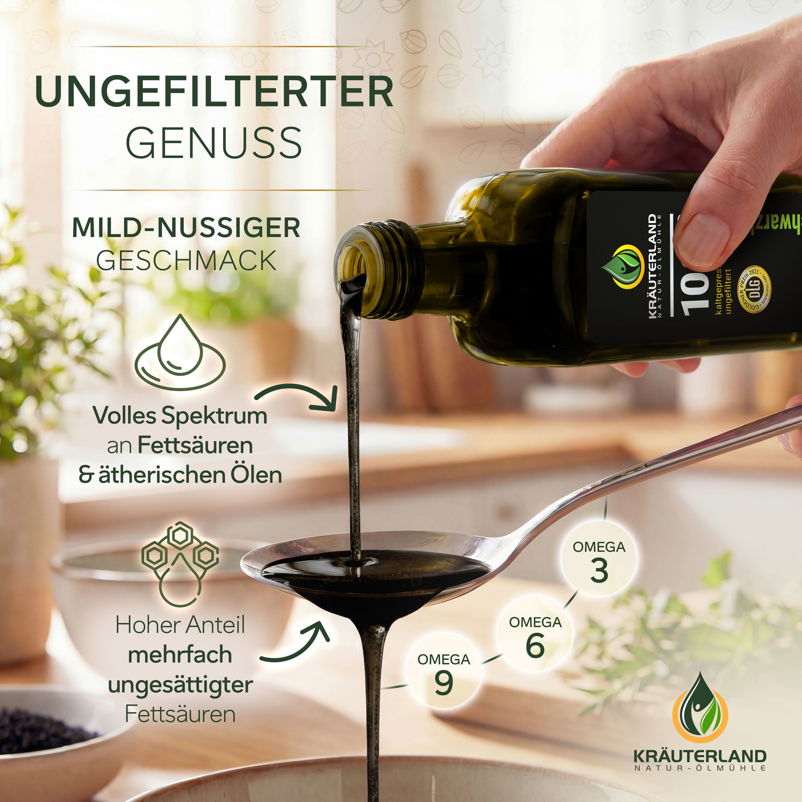 Ungefiltertes Schwarzkümmelöl mit mild-nussigem Geschmack Ungefiltertes Schwarzkümmelöl 1 Liter wird auf einen Löffel gegossen und zeigt seine natürliche dunkle Farbe, den mild-nussigen Geschmack sowie Omega 3, 6 und 9