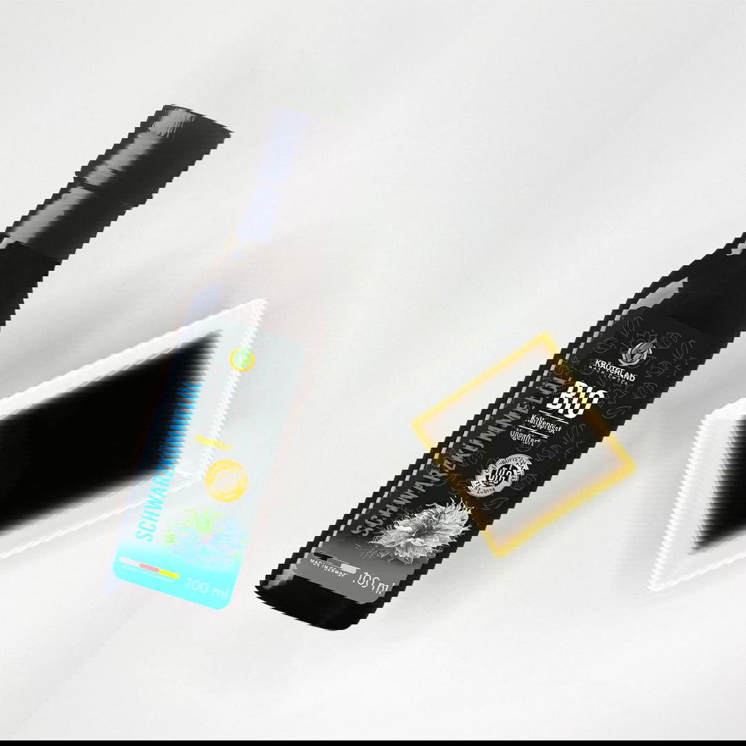 Bio Schwarzkümmelöl 100 ml ungefiltert – kaltgepresst mit dunklem Öl in Schale