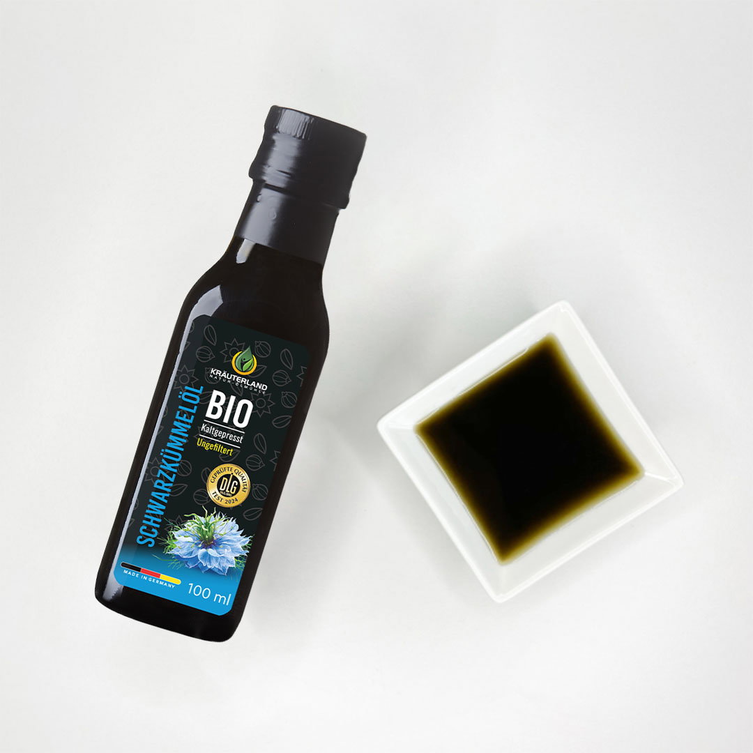 Bio Schwarzkümmelöl 100 ml ungefiltert – kaltgepresst | Kräuterland Bio Schwarzkümmelöl 100 ml ungefiltert – kaltgepresst mit dunklem Öl in Schale