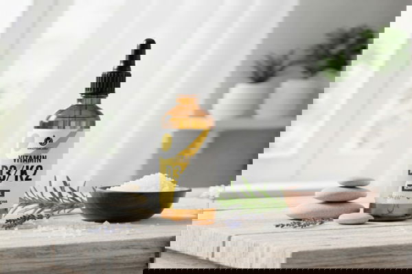 Vitamin D3 K2 Tropfenflasche von Kräuterland auf Holztisch mit natürlicher Dekoration in heller Küche