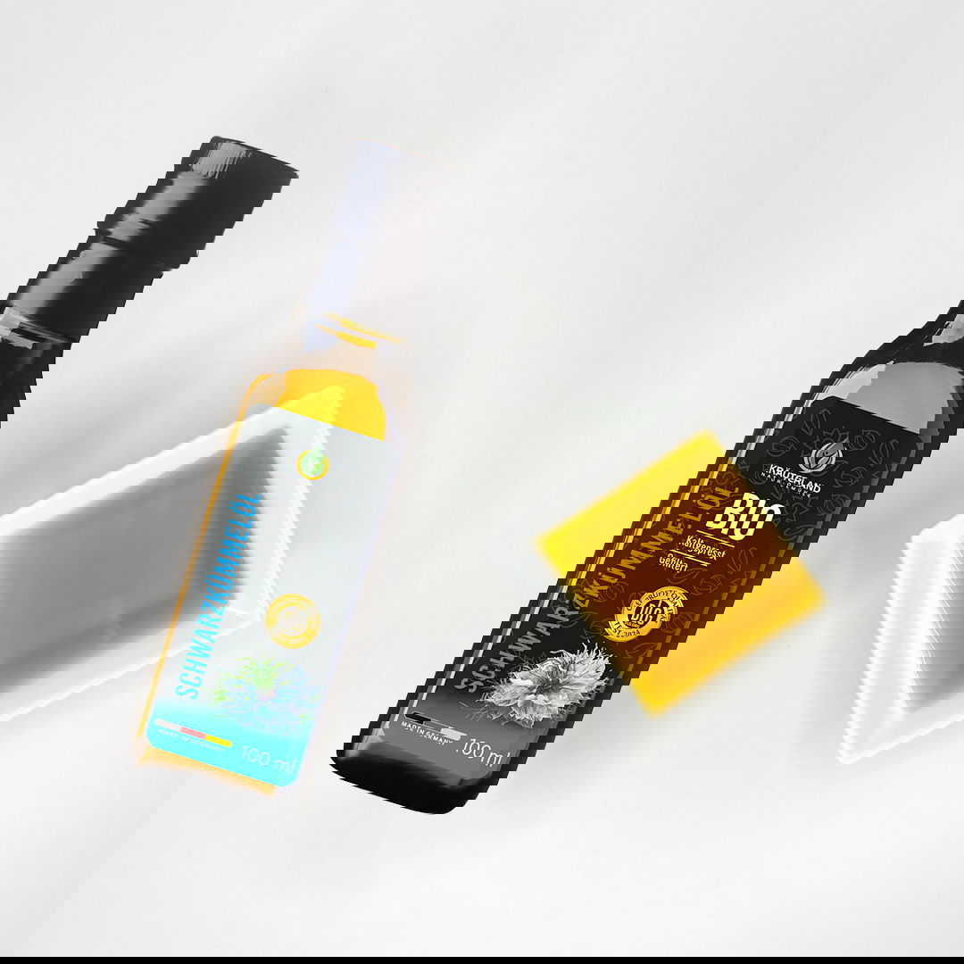 Bio Schwarzkümmelöl 100 ml gefiltert – kaltgepresst mit hellem Öl in Schale