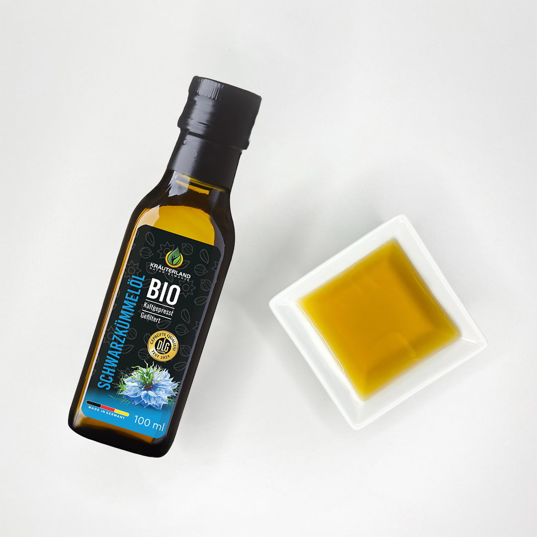 Bio Schwarzkümmelöl 100 ml gefiltert – kaltgepresst | Kräuterland Bio Schwarzkümmelöl 100 ml gefiltert – kaltgepresst mit hellem Öl in Schale