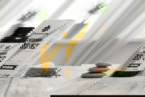 Vitamin D3 K2 Tabletten von Kräuterland mit Dose und Verpackung auf Holztisch in heller Umgebung