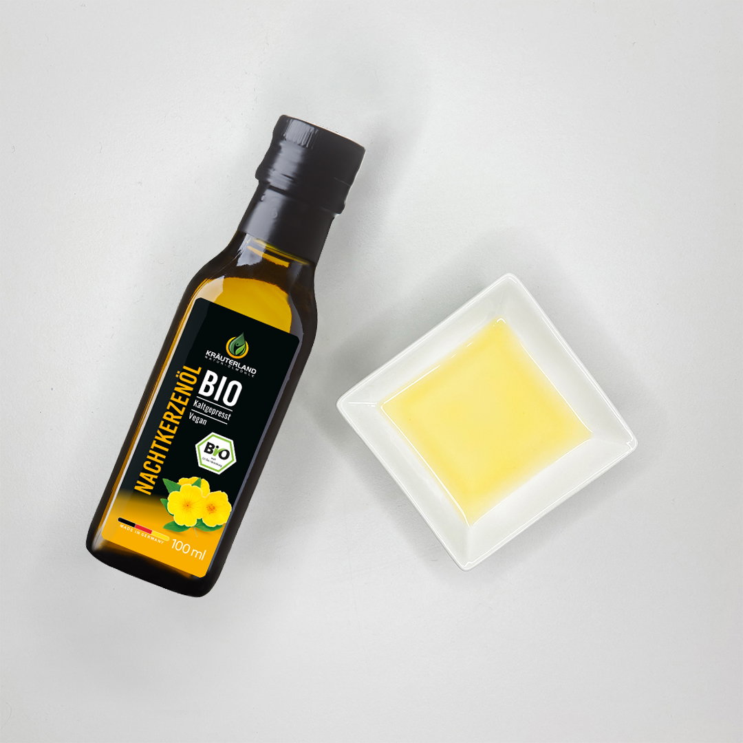 Kräuterland Bio Nachtkerzenöl Produktabbildung mit Ölschale Bio Nachtkerzenöl von Kräuterland neben einer Schale mit hellgoldenem Öl auf hellem Hintergrund