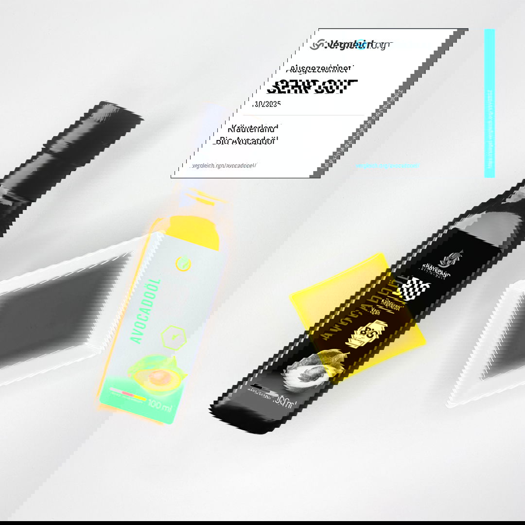 Bio Avocadoöl von Kräuterland neben einer Glasschale mit grünlich gelbem Öl und Vergleichsorg Auszeichnung