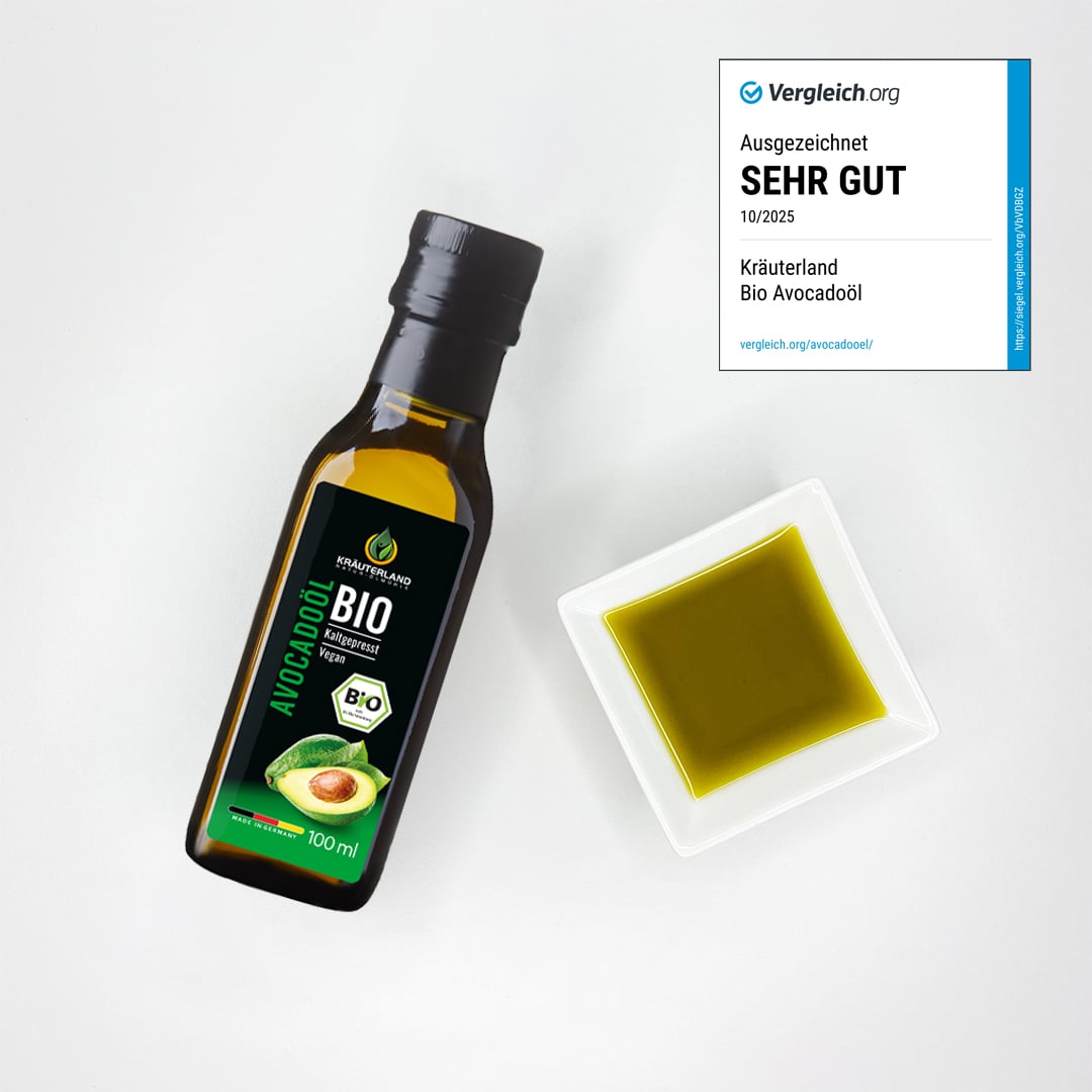 Kräuterland Bio Avocadoöl Produktabbildung mit sehr gut Bewertung Bio Avocadoöl von Kräuterland neben einer Glasschale mit grünlich gelbem Öl und Vergleichsorg Auszeichnung