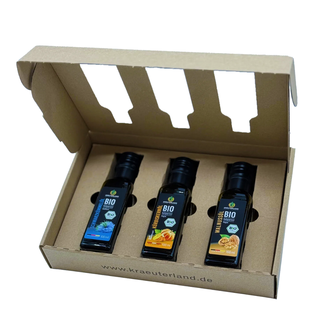 Bio Gourmet Speiseöl Set 100 ml – Geschenkbox geöffnet | Kräuterland Bio Gourmet Speiseöl Set 100 ml – Kürbiskernöl, Schwarzkümmelöl und Walnussöl in geöffneter Geschenkbox