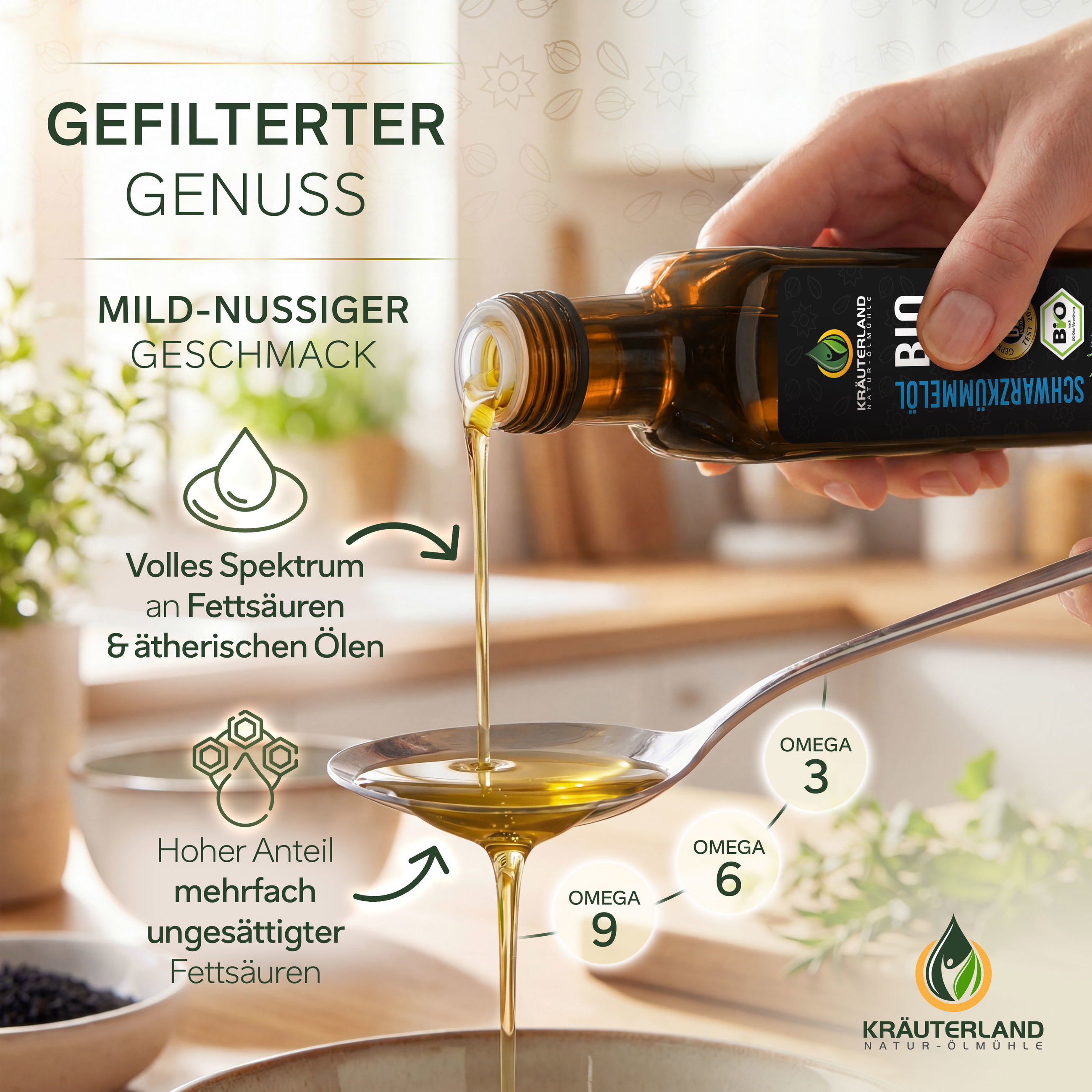 Gefiltertes Bio Schwarzkümmelöl mit mild-nussigem Geschmack Gefiltertes Bio Schwarzkümmelöl 500 ml wird auf einen Löffel gegossen und zeigt seinen mild-nussigen Geschmack sowie Omega 3, 6 und 9