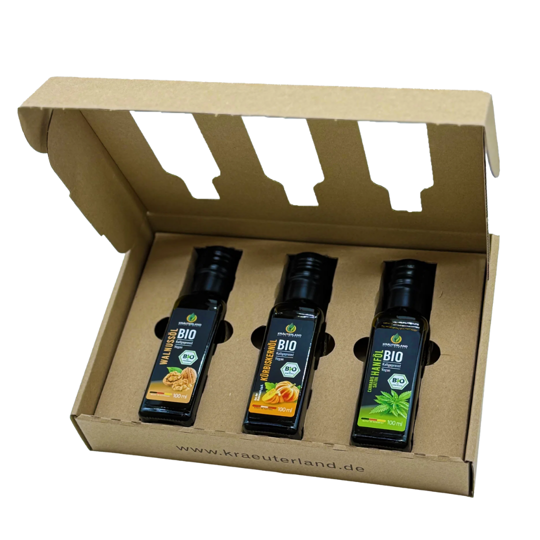 Bio Salatöl Set 100 ml – Geschenkbox geöffnet | Kräuterland Bio Salatöl Set 100 ml – Kürbiskernöl, Hanföl und Walnussöl in geöffneter Geschenkverpackung