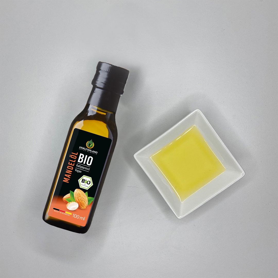 Kräuterland Bio Mandelöl Produktabbildung mit Öl in Schale Bio Mandelöl von Kräuterland neben einer Glasschale mit hellgelbem Öl auf hellem Untergrund