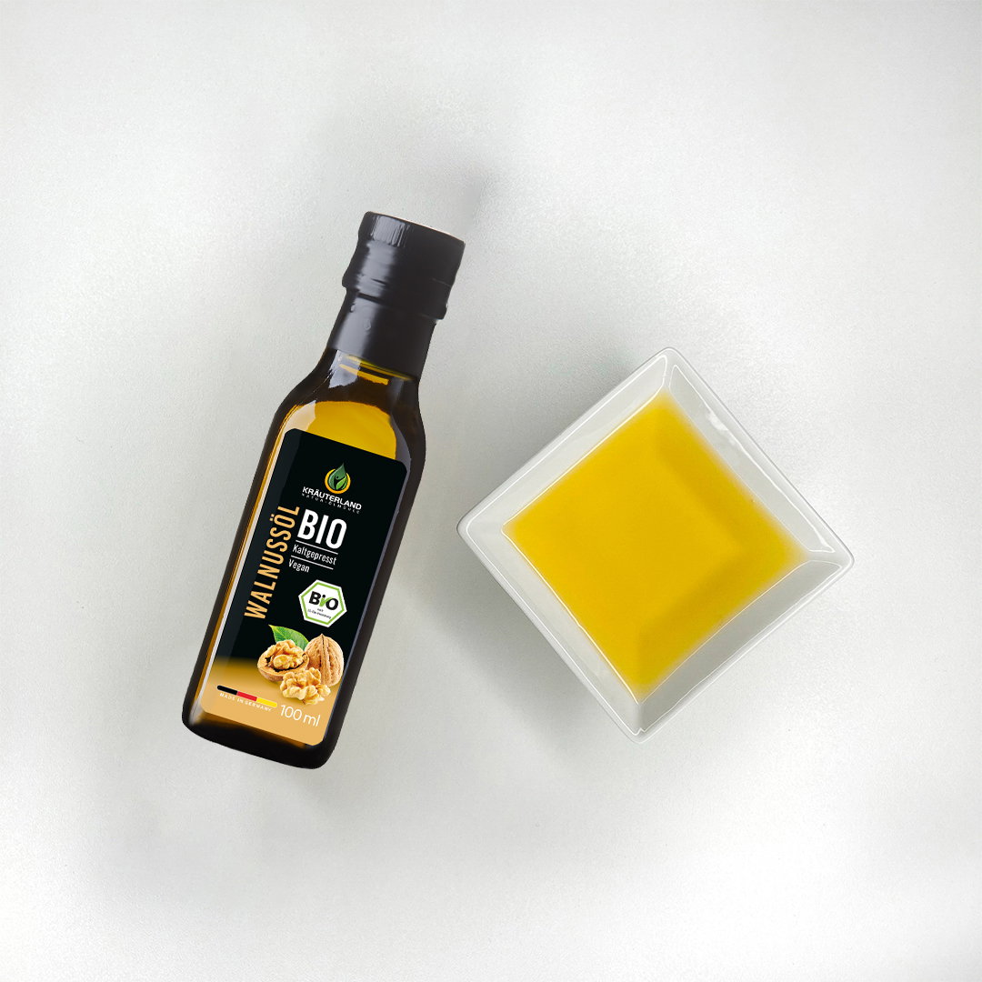 Kräuterland Bio Walnussöl Produktabbildung mit Ölschale Bio Walnussöl von Kräuterland neben einer Schale mit goldgelbem Öl auf hellem Hintergrund