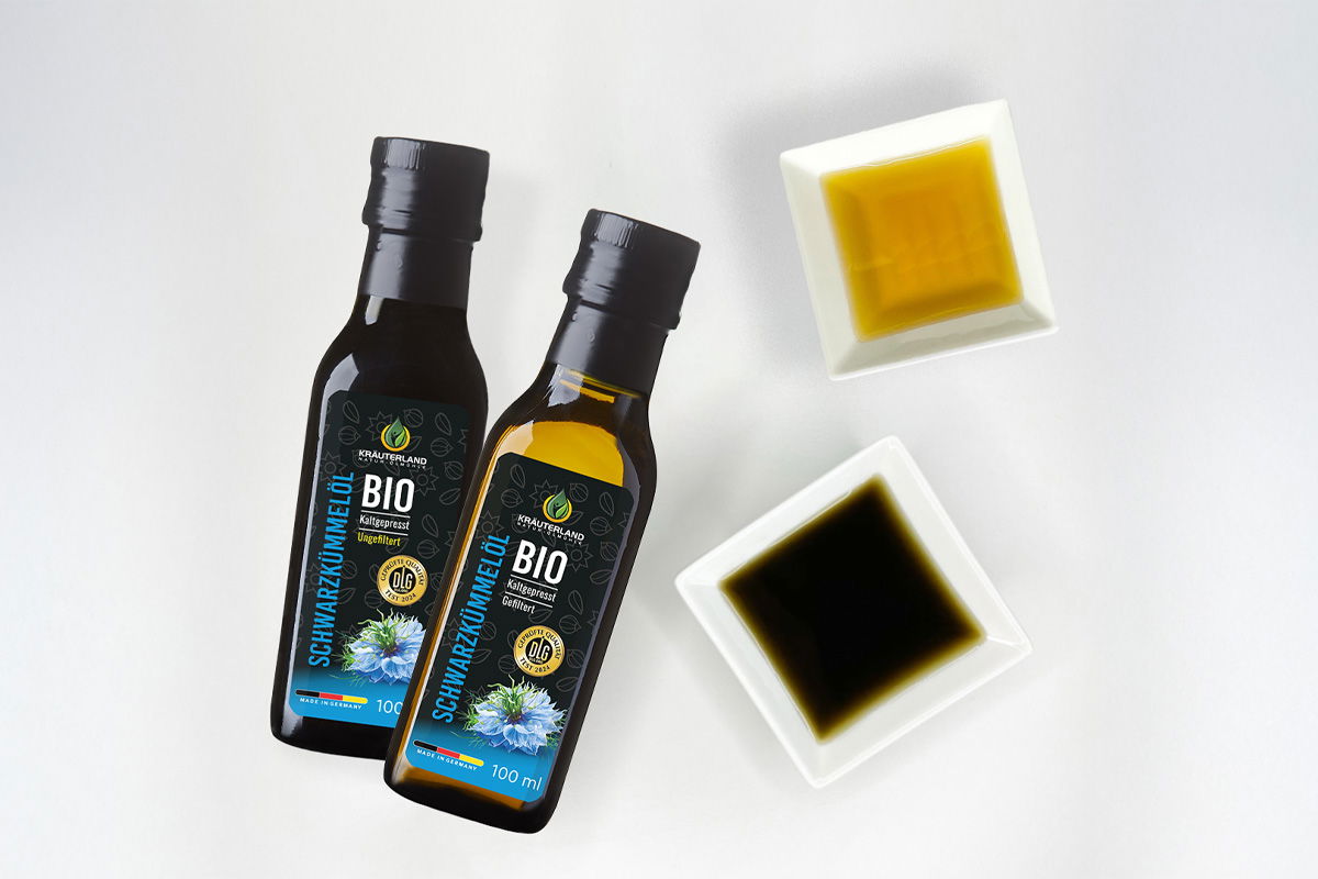 Kräuterland Bio Schwarzkümmelöl Set mit 100 ml Flaschen gefiltert und ungefiltert, jeweils mit Schälchen zur Veranschaulichung der goldgelben und dunklen Ölfarbe