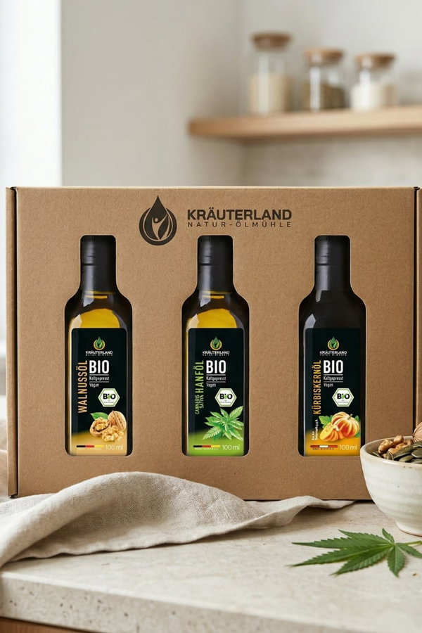 Bio Salatöl Set 100 ml – Geschenkbox mit 3 Ölen | Kräuterland Bio Salatöl Set 100 ml – Kürbiskernöl, Hanföl und Walnussöl in Geschenkbox mit Sichtfenster
