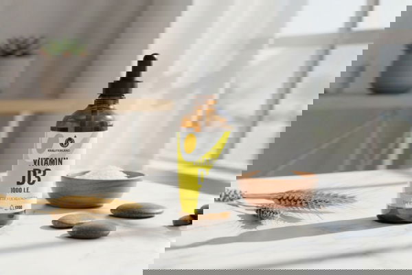 Kräuterland Vitamin D3 Tropfenflasche auf Küchentisch mit natürlicher Dekoration im Sonnenlicht