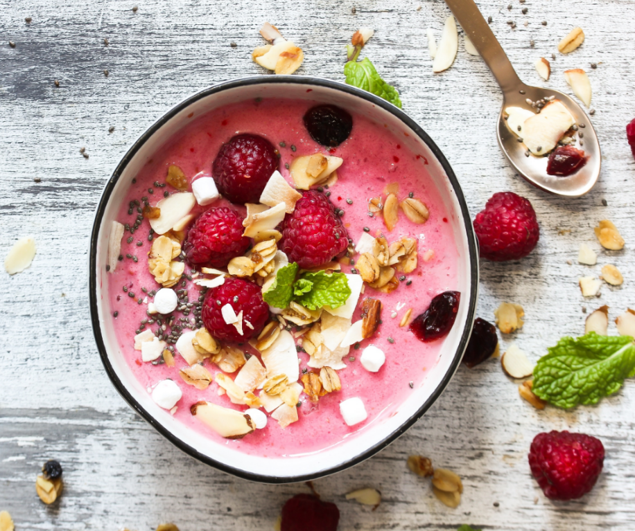 Selbstgemachter Joghurt mit Früchten 