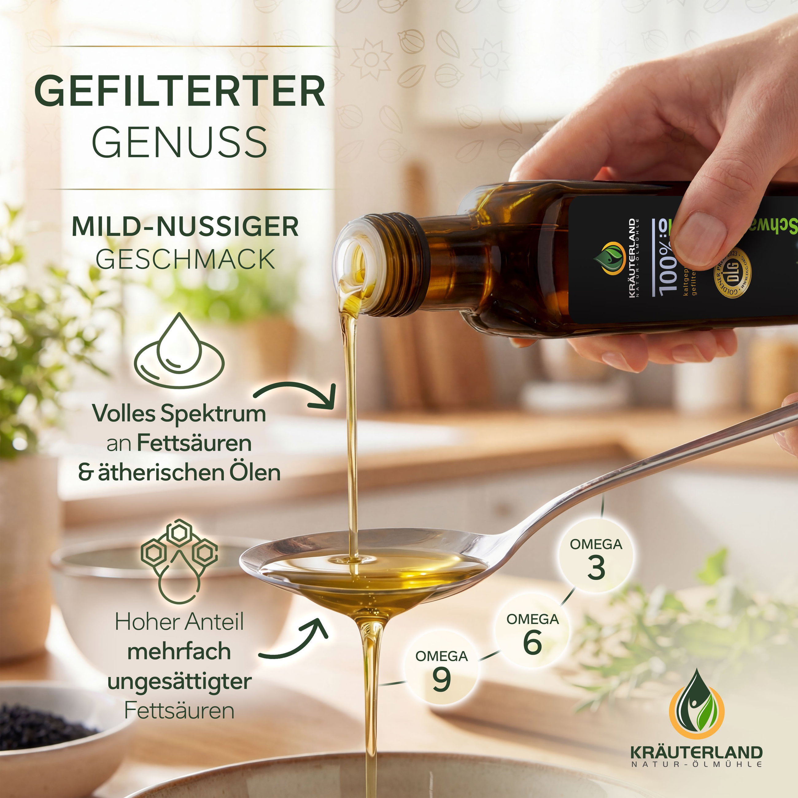 Gefiltertes Schwarzkümmelöl mit mild-nussigem Geschmack Gefiltertes Schwarzkümmelöl 500 ml wird auf einen Löffel gegossen und zeigt seine klare Farbe, den mild-nussigen Geschmack sowie Omega 3, 6 und 9