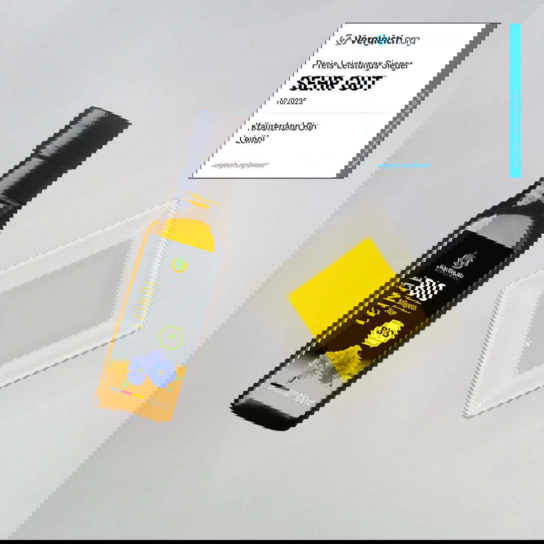 Bio Leinöl von Kräuterland neben einer Schale mit goldgelbem Öl und Vergleichsorg Auszeichnung sehr gut