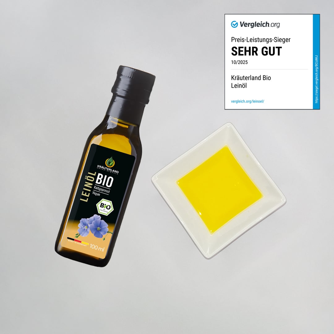 Kräuterland Bio Leinöl Produktabbildung mit sehr gut Bewertung Bio Leinöl von Kräuterland neben einer Schale mit goldgelbem Öl und Vergleichsorg Auszeichnung sehr gut
