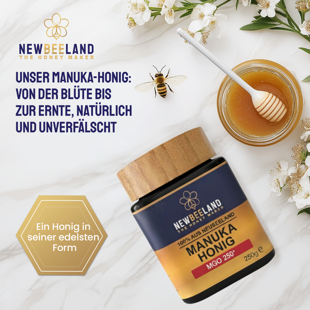Honigglas NewBeeLand MGO 250+ mit Bambusdeckel, Honiglöffel und weißen Blüten, begleitet von Schriftzug „Von der Blüte bis zur Ernte, natürlich und unverfälscht“.