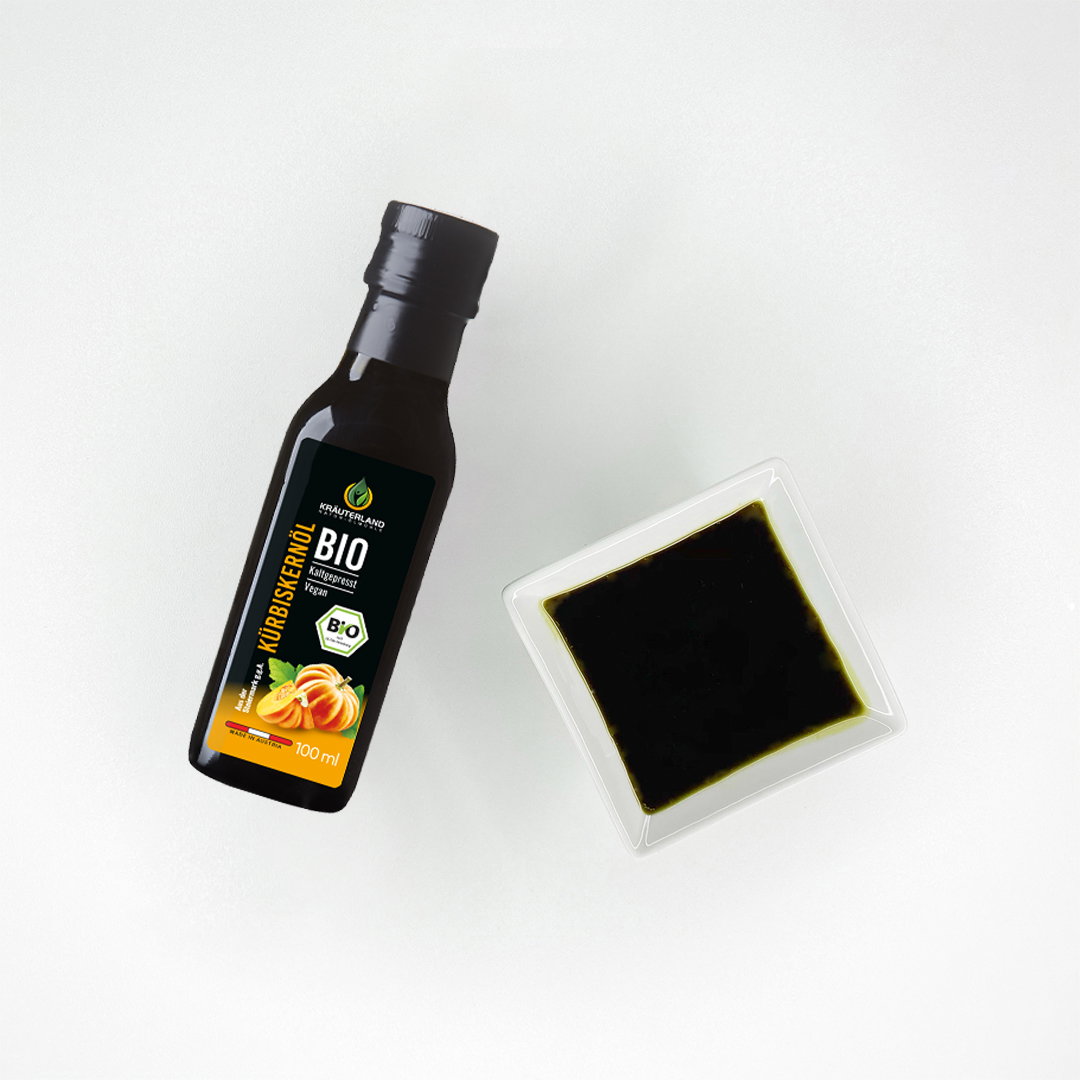 Kräuterland Bio Kürbiskernöl Produktabbildung Bio Kürbiskernöl von Kräuterland neben einer Schale mit tiefgrünem Öl auf hellem Hintergrund